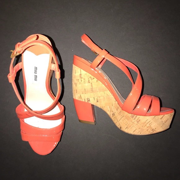 MIU MIU CORAL PATENT LEATHER PLATFORM SANDAL! - Picture 2 of 3